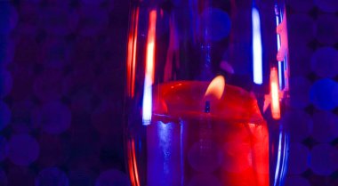 Duman ve alevlerle donatılmış bir arka plan ve stüdyoda çekilmiş bir kopya alanı.                  