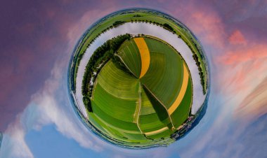 Küresel soyut panoramik hava manzarası harika bulutlar ve küçük bir gezegen gibi uzayın kıvrımlarıyla dolu bir alanda.