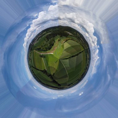 Küresel soyut panoramik hava manzarası harika bulutlar ve küçük bir gezegen gibi uzayın kıvrımlarıyla dolu bir alanda.