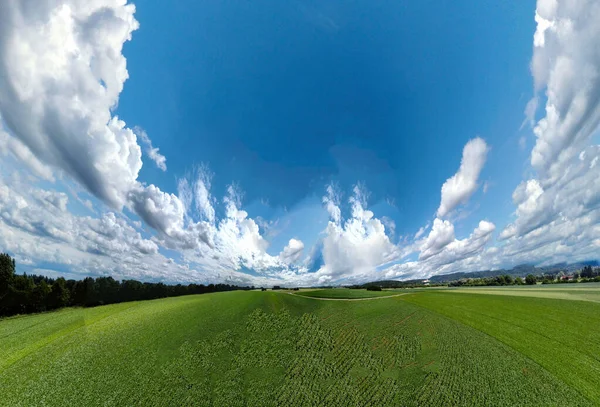 在一个有着奇异美丽的云彩和像小行星一样弯曲的空间的田野里 球状抽象的全景鸟瞰 — 图库照片