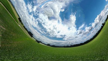 Küresel soyut panoramik hava manzarası harika bulutlar ve küçük bir gezegen gibi uzayın kıvrımlarıyla dolu bir alanda.