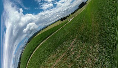 Küresel soyut panoramik hava manzarası harika bulutlar ve küçük bir gezegen gibi uzayın kıvrımlarıyla dolu bir alanda.