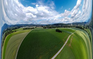 Küresel soyut panoramik hava manzarası harika bulutlar ve küçük bir gezegen gibi uzayın kıvrımlarıyla dolu bir alanda.