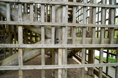 Ahşap arka plan olarak iyi bir kırsal yapı, gün ışığında fotoğraflanmış.                