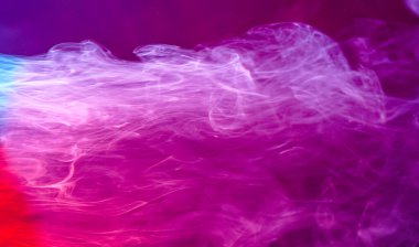 Arka plan yapısı ve renk folyoları olan duman stüdyoda fotoğraflandı                