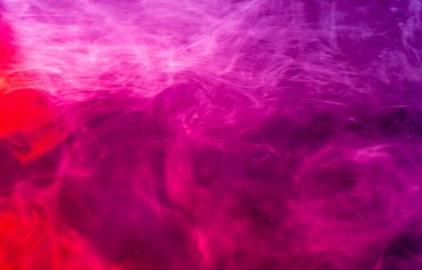 Arka plan yapısı ve renk folyoları olan duman stüdyoda fotoğraflandı                