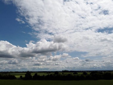 Yazın Bavyera 'daki Tuna bölgesinde orman ve çayır manzaralı Panorama hava manzarası