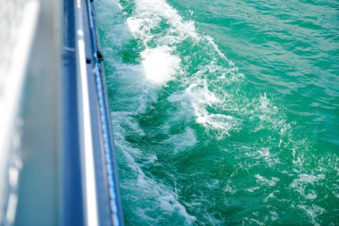 Bavyera Tegernsee Gölü 'nün manzarası ve arka planda dağlar olan kıyıları.                 