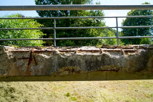 Paslı Yapısal Çelik Bir Köprüdeki Beton Parçalar — Stok fotoğraf