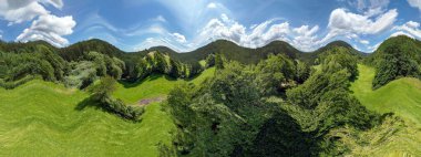 Hayal ürünü küresel, soyut panoramik hava manzarası fantastik güzel bulutlar ve küçük bir gezegen gibi uzayın eğriliği olan bir alanda.