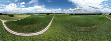 Bavyera Tuna bölgesindeki bulutlu yaz gökyüzü ile Panorama manzarası