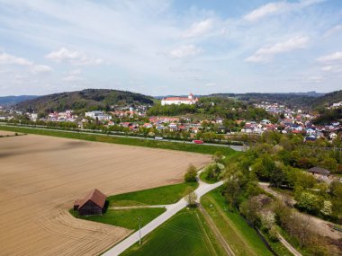 Baharda Bavyera 'da ekilen tahıllı bir tarım arazisinin havadan görünüşü