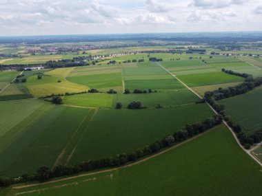 Baharda Bavyera 'da ekilen tahıllı bir tarım arazisinin havadan görünüşü