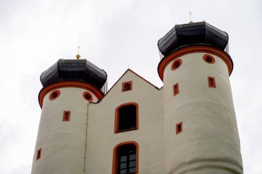 Soğan kasklı soğan kubbesi Bavyera 'da mimari çatı inşaatı olarak kilise kulesinde fotoğraflanmış.                 