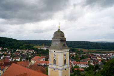 Soğan kasklı soğan kubbesi Bavyera 'da mimari çatı inşaatı olarak kilise kulesinde fotoğraflanmış.                 