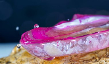 Aga, stüdyoda flaşla çekilmiş yarı değerli bir taş.                       