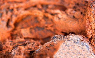 Stüdyoda, Marco kipinde siyah arkaplan önünde çekilmiş donmuş lav.   