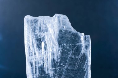 Ezoteriklerin görüşüne göre, şifalı taşlar, renkleri ile, formlarını ve içerdikleri mineralleri etkiler.                 