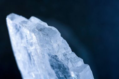 Stüdyoda mineral içerikli kuvars siyah arkaplan önünde Marco modunda fotoğraflandı                