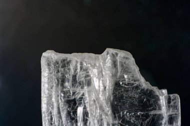 Stüdyoda mineral içerikli kuvars siyah arkaplan önünde Marco modunda fotoğraflandı                       