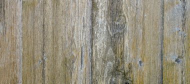 Güzel bir yapısı olan doğal ahşap, gün ışığında dışarıda çekilmiş.           