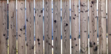 Güzel bir yapısı olan doğal ahşap, gün ışığında dışarıda çekilmiş.           