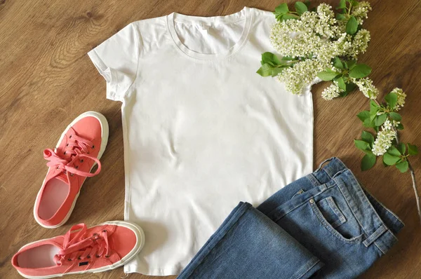 Camiseta Blanca Jeans Azul Oscuro Zapatillas Coral Sobre Fondo Madera —  Fotos de Stock