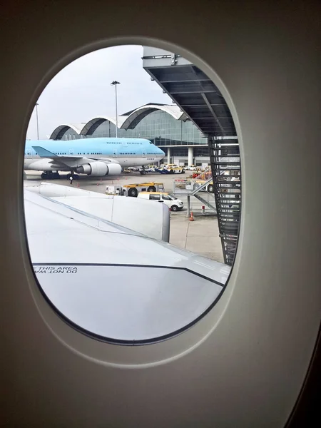 Вид на парковку перрона внутри самолета — стоковое фото