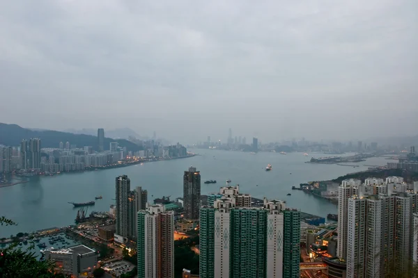 在维多利亚港，香港的日落 — 图库照片