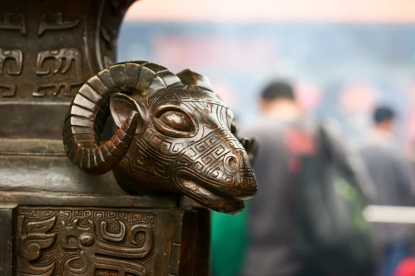 Estátua de cabra no templo chinês — Fotografia de Stock