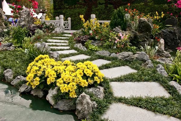 Camino en el jardín — Foto de Stock