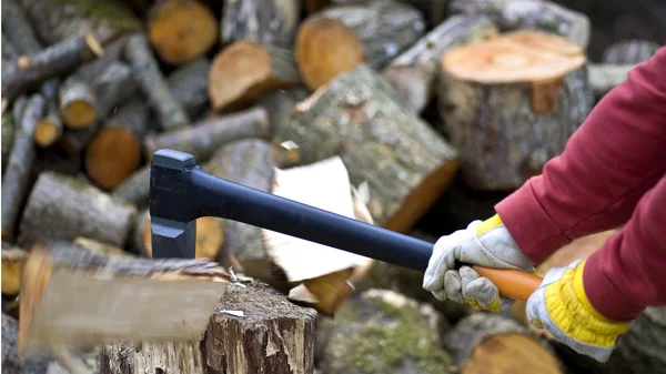 Revestimientos de madera con un hacha — Foto de Stock