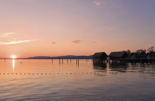 Konstanz Gölü Unteruhldingen, gün batımında