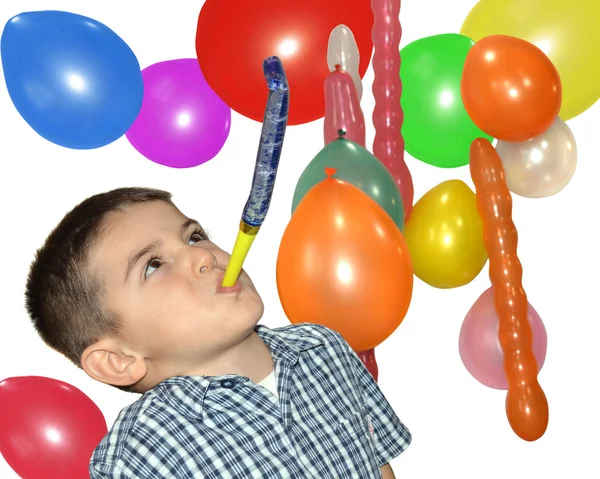 Gelukkige jongen spelen met lucht fluitje — Stockfoto