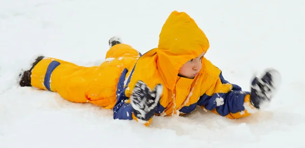 Spelen in de sneeuw — Stockfoto