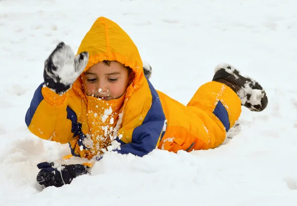 Leker i snön — Stockfoto