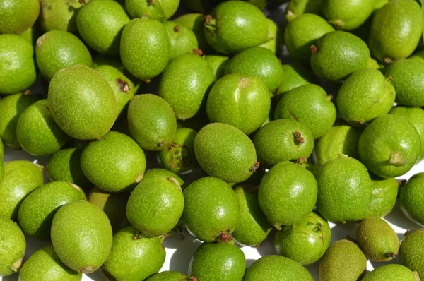 Nueces verdes jóvenes —  Fotos de Stock