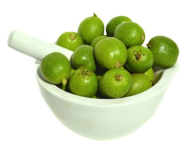 Yeşil genç ceviz kabuğu içinde