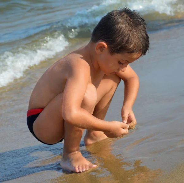 Menino na praia — Fotografia de Stock