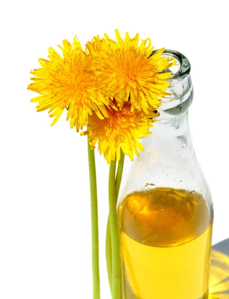 Dandelion Wine em uma garrafa de vidro — Fotografia de Stock