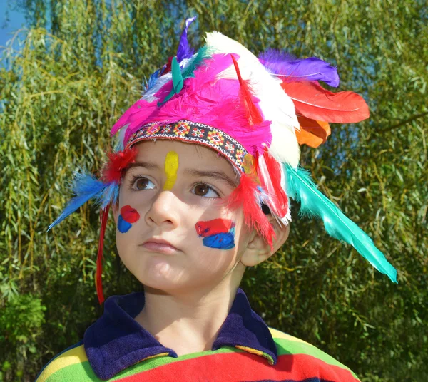 Criança bonita vestida de índio — Fotografia de Stock