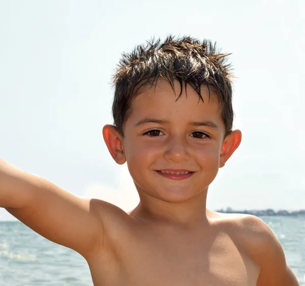 Niño en la playa — Foto de Stock