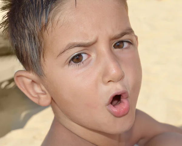 Stroppy enfant à la plage dit quelque chose — Photo