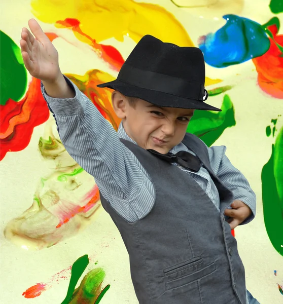 塗られた背景に踊る子供 — ストック写真
