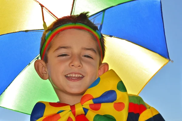 Enfant heureux avec parasol coloré et noeud papillon — Photo