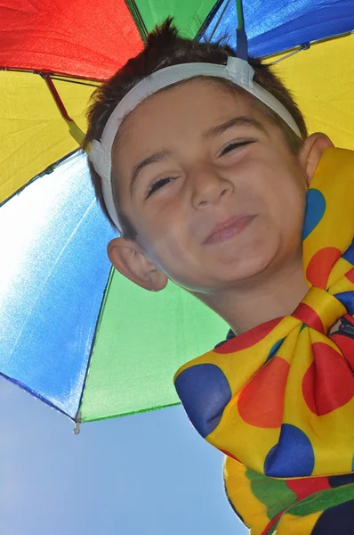 Criança feliz com protetor solar colorido e gravata borboleta — Fotografia de Stock