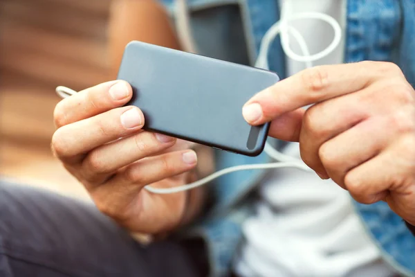 Man holding a Playe — Stock Photo, Image