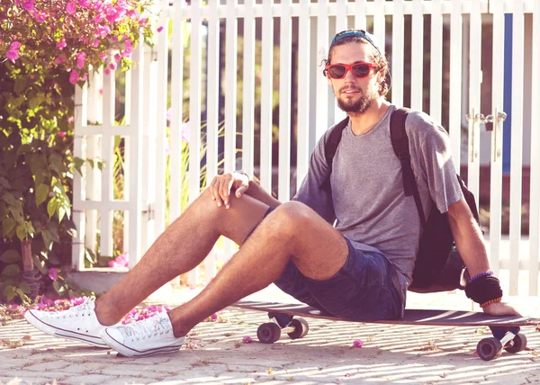 Cara skate ao pôr do sol a partir de sua penthouse — Fotografia de Stock