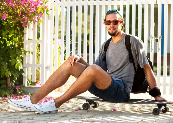 Cara skate ao pôr do sol a partir de sua penthouse — Fotografia de Stock