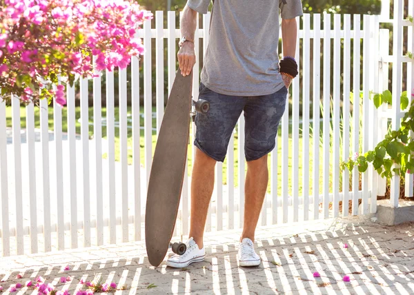 Guy skateboardu při západu slunce od jeho přístřešku — Stock fotografie